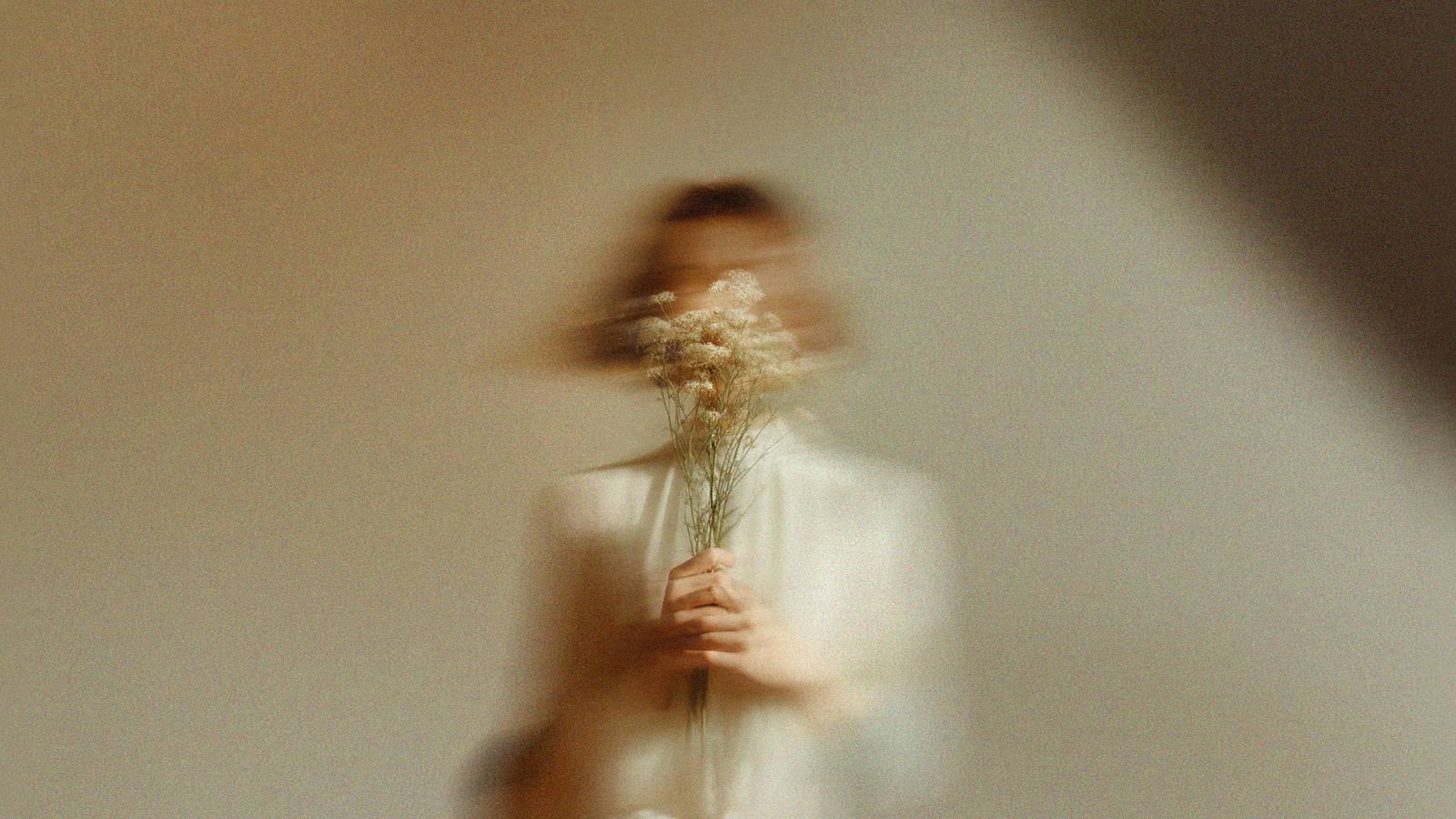 Mujer con flores silvestres en la mano